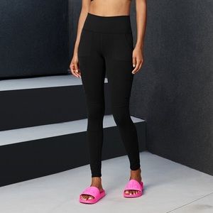 ALO Yoga High Waist Cargo Leggings-NWT Black